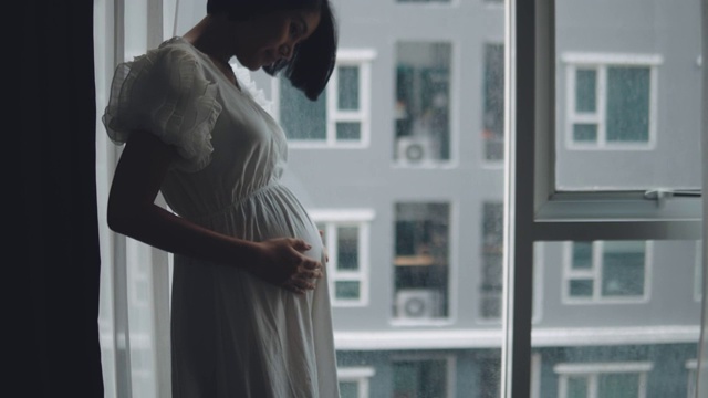 孕妇抚摸着自己的肚子视频下载