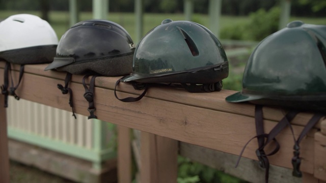 骑马头盔坐在木栏杆上视频下载
