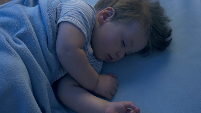 可爱的婴儿在晚上睡觉视频素材