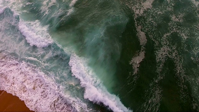 在大西洋海滩附近的强烈海浪的鸟瞰图。视频下载