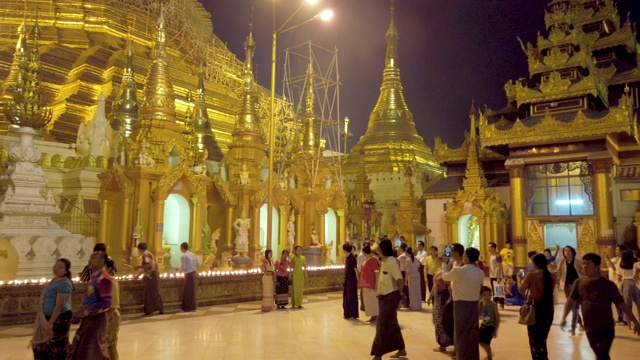 在缅甸仰光，4K潘宁大金塔晚上。视频素材