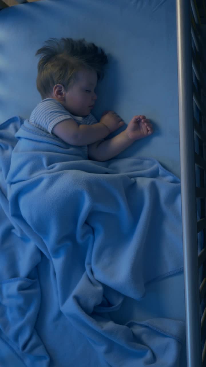 可爱的宝宝在晚上睡觉视频素材