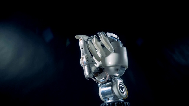 假手自动弯曲手指，闭合。未来机器人的概念。视频素材