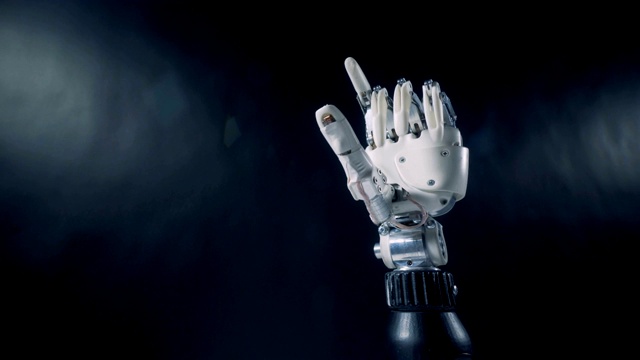 电子手弯曲手指。未来的半机械人手臂概念。视频素材