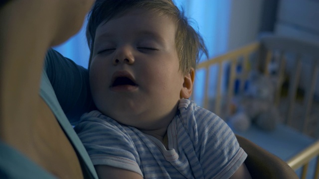 可爱的婴儿睡在妈妈的怀里视频素材