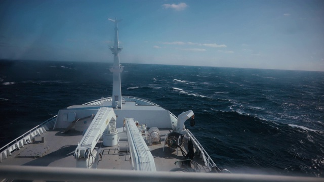 POV从一艘船的桥上驶过汹涌的大海视频素材