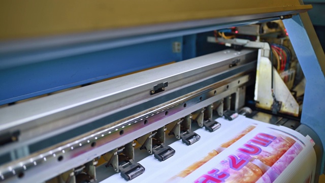 大型喷墨打印机，可在工作场所的乙烯基纸上打印视频素材