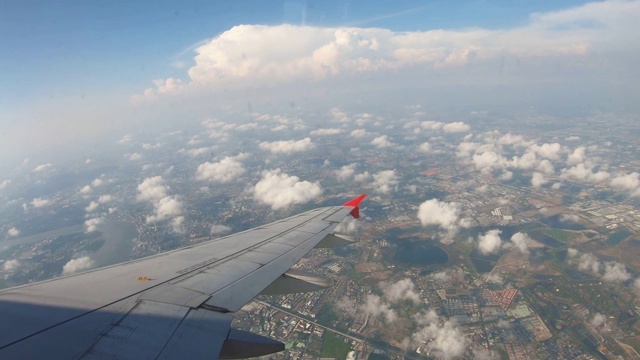 透过飞机窗口观看天空和云。视频素材