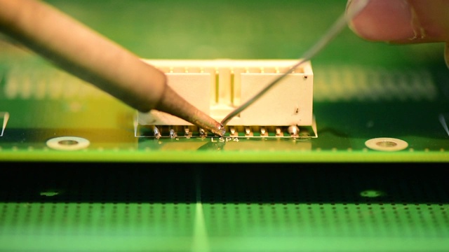 工程师工作与焊接连接器组件安装在PCB(印刷电路板)在实验室的特写。视频素材
