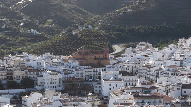 教堂和白色的房子在一个典型的地中海城镇的全景视频素材