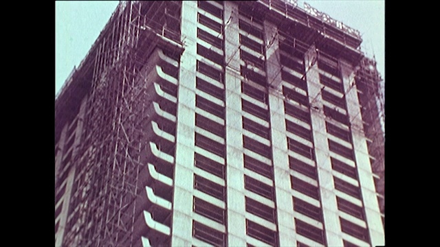 1960年代利物浦的建筑拆除和新塔楼倾斜的序列视频素材