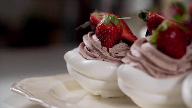 奶油和草莓的巴芙洛娃甜点。相机幻灯片吧视频下载