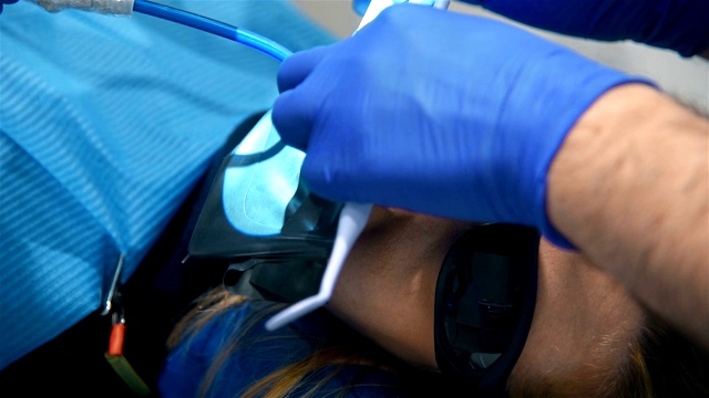 牙医进行牙科植入手术视频素材