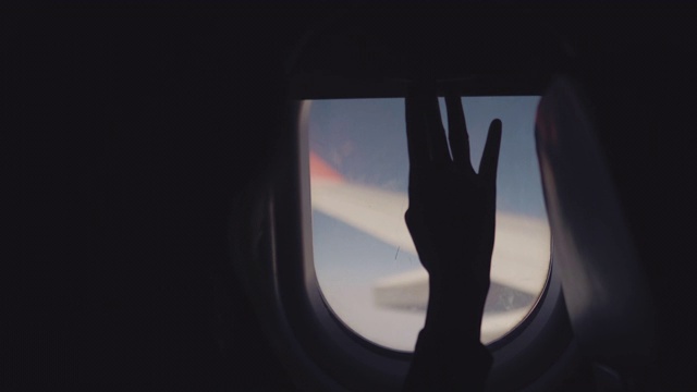 亚洲女游客在飞机上打开窗户视频素材