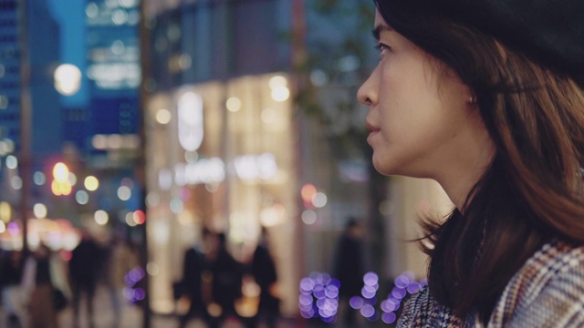 亚洲女性游客用智能手机拍下东京夜间全景图。视频素材
