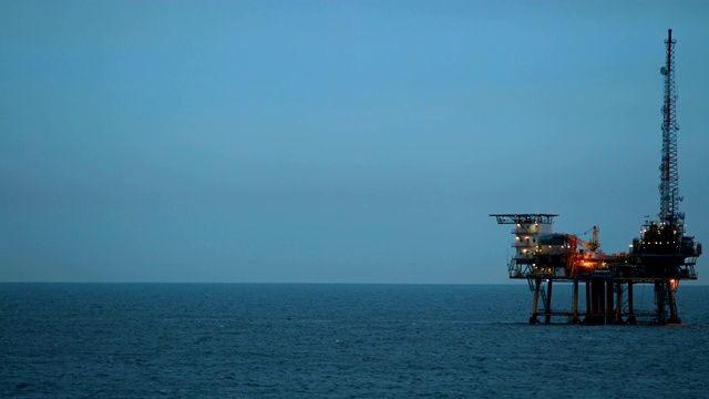 黄昏时分的海上石油钻井平台视频素材