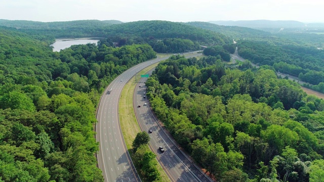 新泽西州特拉华水峡附近的克里斯托弗·哥伦布高速公路的空中风景。视频素材
