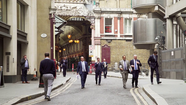 伦敦城市工人走在勒登霍尔市场前视频素材