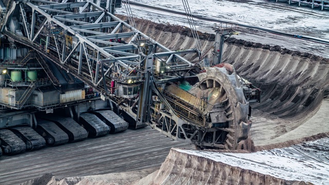 褐煤露天矿山采用巨型斗轮挖掘机视频素材