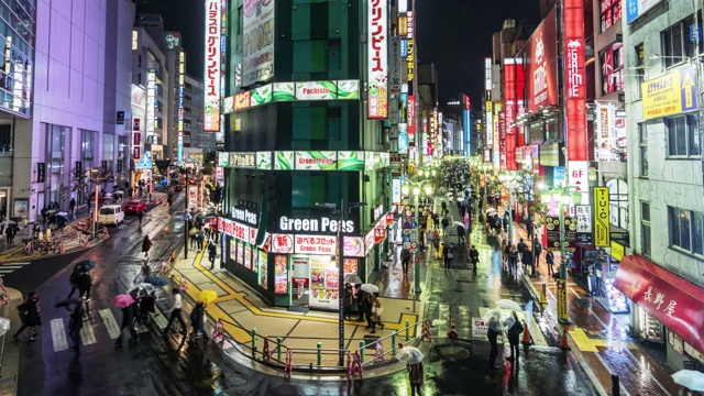 在日本东京新宿雨天，人群在购物霓虹街道和车流交叉人行道上行走的4K时间间隔。日本文化和城市生活理念视频素材