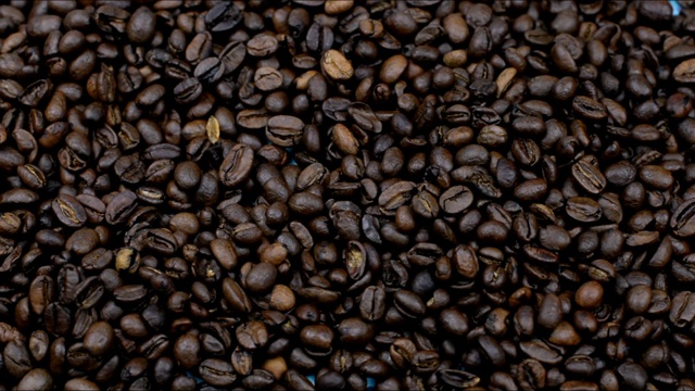 芬芳的烘培咖啡豆飘落视频素材