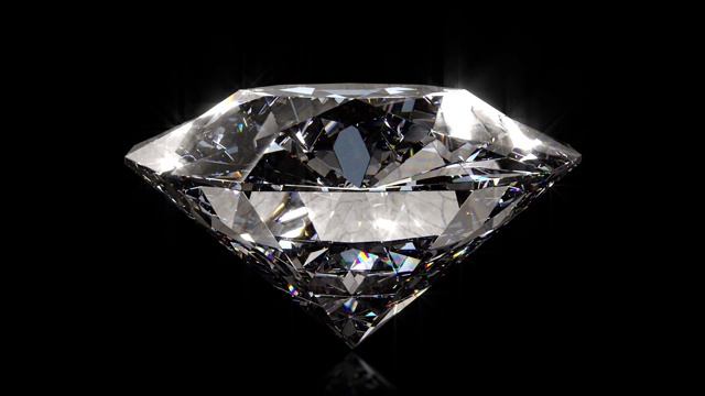 美丽的大水晶清晰闪亮的圆形切割钻石，在黑镜孤立的背景下旋转。关闭侧视图。无缝循环4k cg 3D动画视频下载