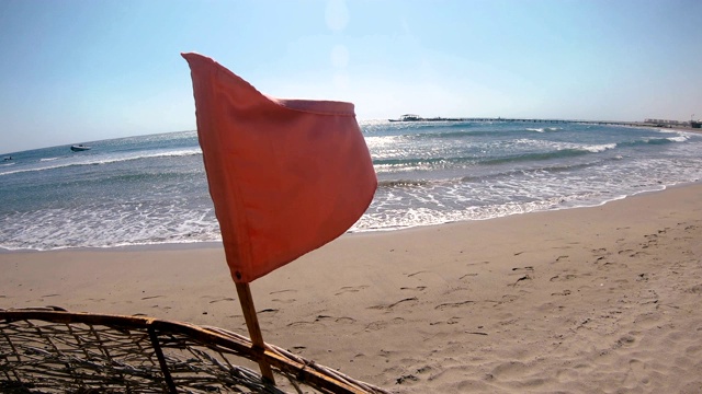 海滩上挂着红旗视频素材