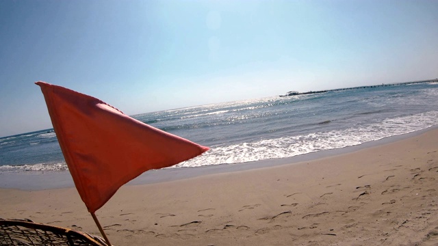 海滩上挂着红旗视频素材