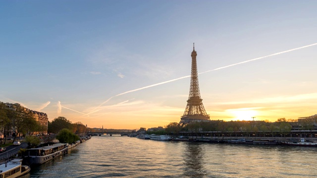 法国巴黎时间流逝4K，城市天际线日出时间流逝在埃菲尔铁塔和塞纳河视频素材