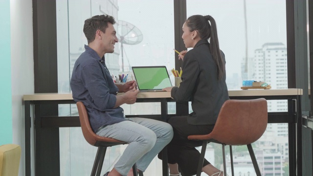 男人和女人在谈论笔记本电脑视频素材