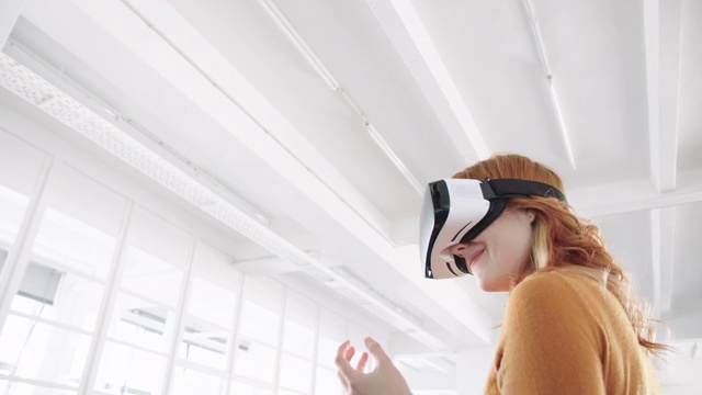 女性专业人士在办公室使用虚拟现实眼镜视频下载