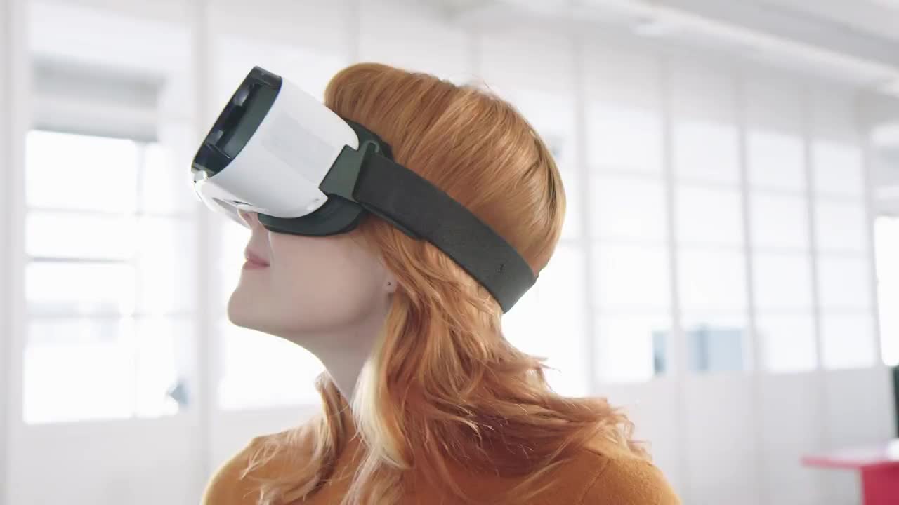 女商人在工作场所使用虚拟现实头盔视频素材