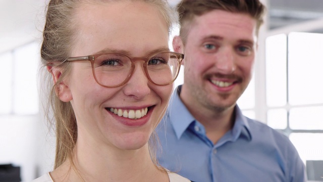 微笑的女人站在办公室的团队视频素材