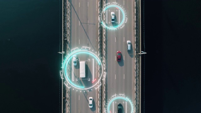 无人驾驶或自动驾驶汽车的4k鸟瞰图。经过高速公路的车辆车牌号、限速、身份证号码显示。未来的交通工具。人工智能。自己开车。视频素材