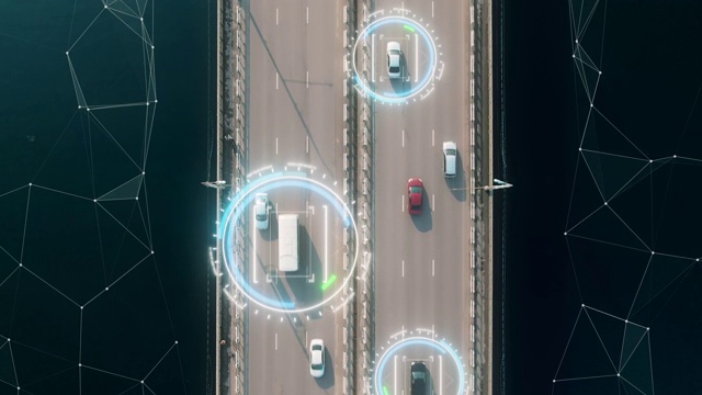自动驾驶自动驾驶汽车在高速公路上行驶的4k鸟瞰图，技术跟踪它们，显示速度和谁在控制汽车。视觉效果剪辑镜头。视频素材