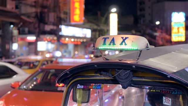 女性在晚上用智能手机请求和等待出租车。视频素材