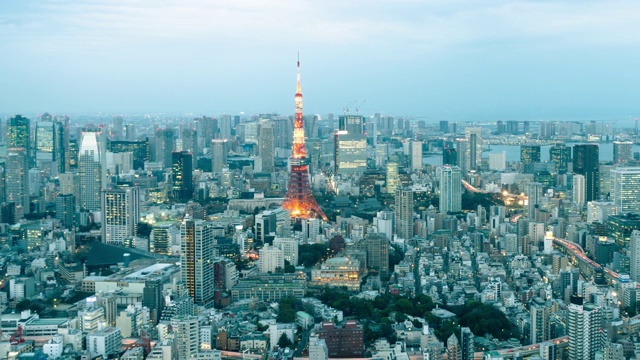 鸟瞰图东京塔和东京天际线城市景观日本，盘左视频素材