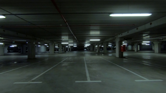 空旷黑暗的地下停车场视频素材