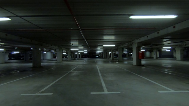 空旷黑暗的地下停车场视频素材
