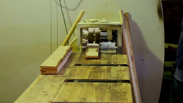 在木工机械上锯木头视频素材