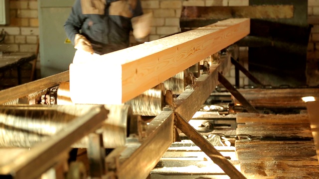 在木工机械上锯木头视频素材
