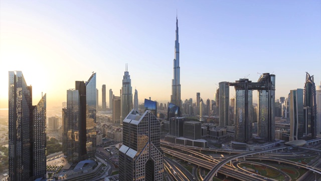 4K时间推移-鸟瞰图现代摩天大楼和城市景观在日出在迪拜。阿联酋视频素材