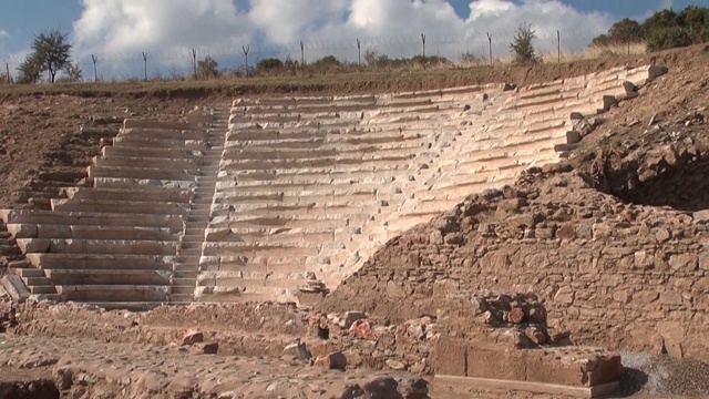 考古学家正在Canakkale古城“Parion”挖掘/历史露天剧场。视频下载