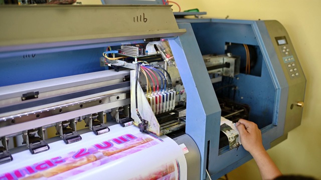 大型喷墨打印机，可在工作场所的乙烯基纸上打印视频素材