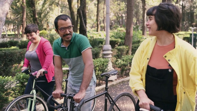 朋友们在墨西哥城骑自行车视频下载