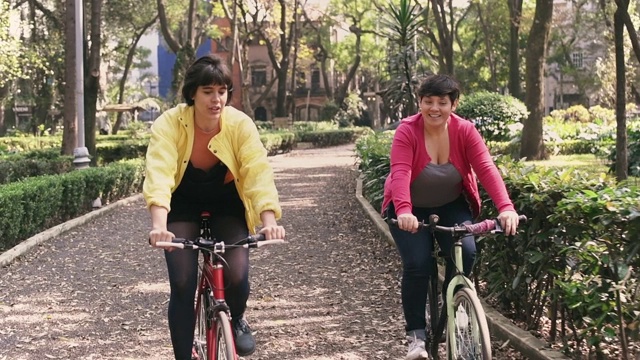 女朋友们在墨西哥城骑自行车视频素材