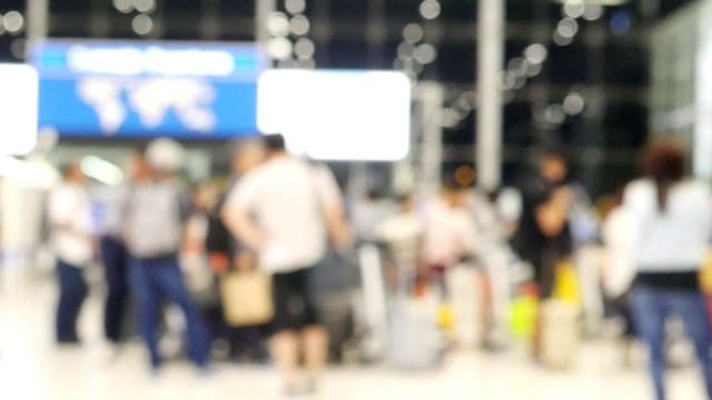 慢镜头模糊了在机场候机楼行走的人、游客或乘客视频素材