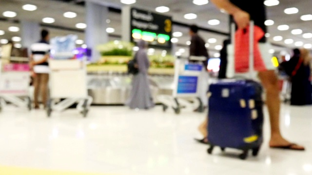 慢镜头模糊了在机场候机楼行走的人、游客或乘客视频素材