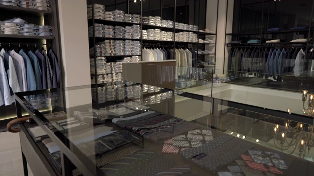 一个演示视频的昂贵奢侈品牌男装精品店内部。时尚行业的业务视频素材