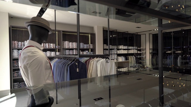 一个展示奢侈品牌男装店内部。独家的衣服。时尚行业的业务视频素材